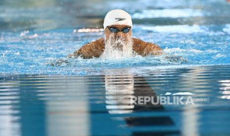 Perenang Indonesia Gagarin Nathaniel Yus memacu kecepatan pada perlombaan nomor 50 meter renang gaya dada putra SEA Games 2021 Vietnam di Aquatic Sport Palace, Hanoi, Vietnam, Rabu (18/5/2022). Gagarin meraih medali perak usai finis kedua dengan catatan waktu 28,31 detik, sementara Than meraih medali emas, dan Maximillian meraih medali perunggu. 