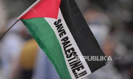 Bendera Palestina di aksi damai untuk Gaza dan Palestina di Kawasan Patung Kuda, Monas, Jakarta, Ahad (9/6/2024). Gerakan boikot telah berdampak terhadap penjualan produk multinasional.