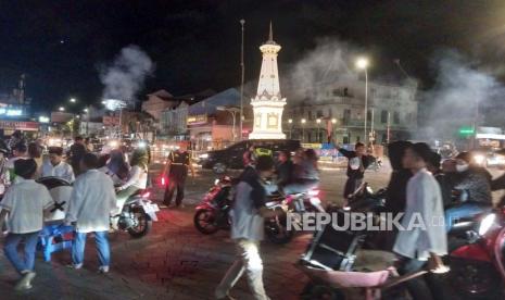 Suasana malam takbiran di sekitaran titik Km Nol Yogyakarta, Kamis (20/4/2023) malam.