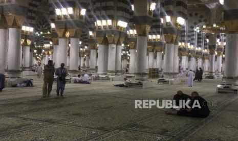 Masjid Nabawi terus berupaya meningkatkan layanan dalam menyambut tamu Allah dari berbagai negara. Layanan tersebut mencakup banyak hal. Hal tersebut diungkap Direktur Pelayanan Jamaah Masjid Nabawi Ahmad Bin Ali Al Johan kemudian menemui Tim Media Center Haji (MCH) Daerah Kerja Madinah, Sabtu (17/6/2023).  