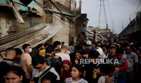 Suasana warga memadati lokasi terdampak kebakaran depo Pertamina Plumpang di kawasan Rawa Badak, Jakarta, Sabtu (4/3/2023). Tingginya antusiasme warga untuk melihat lokasi terdampak kebakaran depo Pertamina membuat akses jalan tersebut dipenuhi warga sehingga menyulitkan proses evakuasi.