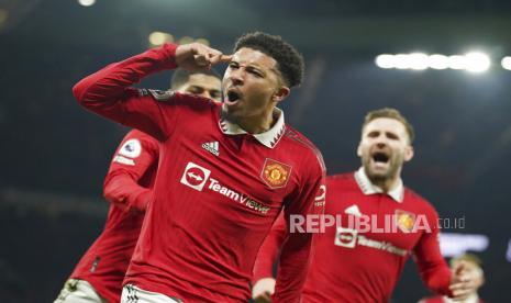 Pemain Manchester United  Jadon Sancho melakukan selebrasi setelah mencetak gol kedua timnya pada pertandingan sepak bola Liga Premier Inggris antara Manchester United dan Leeds United di Old Trafford di Manchester, Inggris,Kamis (9/2/2023) dini hari WIB.