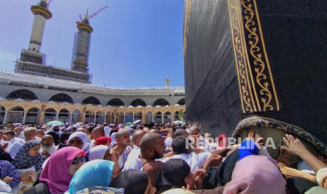 Umat Islam berebut menyentuh Kabah di Masjidil Haram, Mekkah, Arab Saudi, Ahad (30/4/2023). Menyentuh Kabah menjadi idaman umat islam, namun diperlukan usaha yag cukup keras untuk dapat menyentuhnya karena hampir setiap harinya pusat kiblat umat Islam itu dipenuhi jemaah dari penjuru dunia. Jemaah pun harus rela berdesak-desakan untuk dapat menggapainya. Selain memegang ka