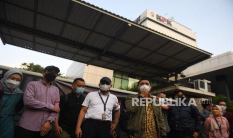 Sejumlah pegawai nonaktif KPK bersama pegiat anti korupsi mengikuti aksi anti korupsi di Jakarta, Rabu (15/9/2021). Aksi tersebut berlangsung sebagai bentuk kekecewaan terhadap pemberantasan korupsi di Indonesia, serta meminta Presiden Joko Widodo untuk membatalkan pemecatan 57 pegawai KPK yang selama ini memiliki integritas tinggi dalam pemberantasan korupsi di Indonesia. 