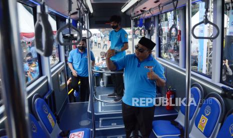 Wakil Gubernur Jawa Barat Uu Ruzhanul Ulum memperlihatkan kartu Teman Bus saat peresmian Teman Bus Melalui Program Buy The Service (BTS) pada Trans Metro Pasundan di Bandung, di Monumen Perjuangan Rakyat Jawa Barat, Jalan Dipatiukur, Kota Bandung, Senin (27/12). Keberadaan BTS Teman Bus ini untuk mendorong penggunaan angkutan massal di kawasan perkotaan.