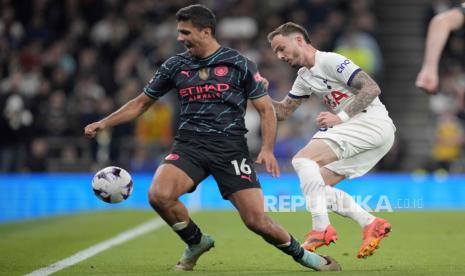 Gelandang Manchester City Rodri (kiri).