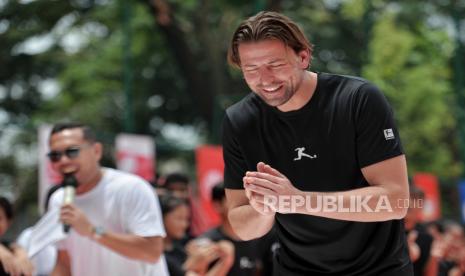 Mantan kiper Borussia Dortmund Roman Weidenfeller saat meresmikan lapangan bola Bundesliga Common Ground di RPTRA Bhinneka, Pesanggrahan, Jakarta, Sabtu (11/2/2023).