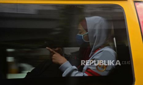 Pasien Covid19 berada di bus sekolah yang membawa mereka menuju Rumah Sakit Darurat Wisma Atlet (ilustrasi)