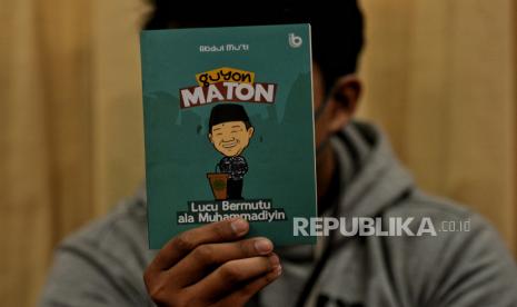 Pengunjung menunjukan buku karya Sekretaris Umum PP Muhammadiyah, Abdul Muti meluncurkan buku berjudul Guyon Maton: Lucu Bermutu ala Muhammadiyin yang berisi 54 humor yang pernah disampiakn dalam ceramah maupun di media sosial. peluncuran buku tersebut bertepatan pada usianya yang ke 54 tahun.