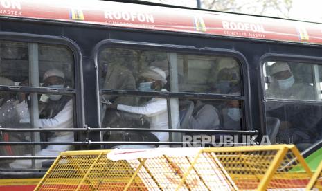 Jamaah yang menghadiri sidang Islam menaiki bus untuk berangkat menuju rumah sakit dan pusat karantina di Nizamuddin, New Delhi, India, Selasa (31/3). Bank Dunia (World Bank) menyebutkan, pandemi virus corona (Covid-19) menciptakan prospek ekonomi mengerikan bagi Asia Selatan. Kawasan ini mungkin akan mengalami kinerja ekonomi terburuk dalam empat dekade terakhir dengan setengah dari negaranya jatuh ke resesi mendalam.