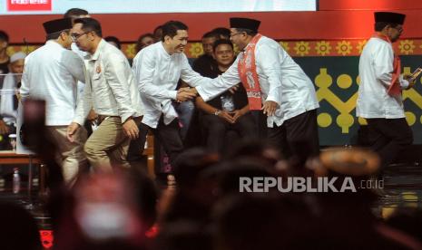 Tiga pasangan calon gubernur dan wakil gubernur DKI Jakarta nomor urut 1, 2 dan 3 yakni Dharma Pongrekun dan Kun Wardana, Ridwan Kamil dan Suswono serta Pramono Anung dan Rano Karno saat mengikuti sesi debat kedua Pemilihan Gubernur DKI Jakarta, di Beach City International Stadium (BCIS), Ancol, Jakarta Utara, Ahad (26/10/2024). Debat kedua ini mengusung tema ekonomi kesejahteraan sosial dengan enam sub tema yang meliputi infrastruktur integrasi dan pelayanan dasar prima, pendidikan dan kesehatan, penanganan ketimpangan sosial, pembangunan ekonomi digital dan UMKM, pariwisata dan ekonomi kreatif serta inflasi bahan pangan.