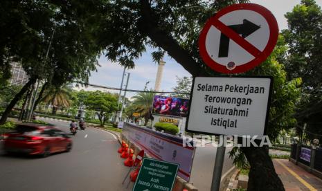 Kendaraan melintas di dekat papan informasi penutupan jalan yang terpasang di kawasan Masjid Istiqlal, Jakarta, Jumat (22/1/2021). Penutupan Jalan Katedral mulai diterapkan dari tanggal 20 Januari hinggal 31 Maret 2021 akibat adanya pembangunan Terowongan Silaturahmi yang menghubungkan Masjid Istiqlal dengan Gereja Katedral. 