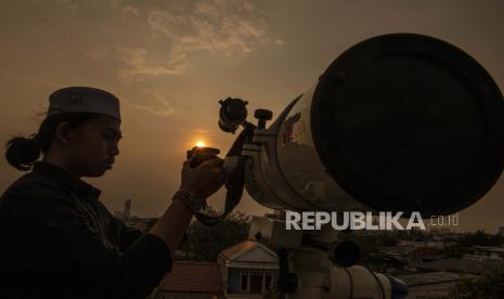 Petugas Masjid Al-Musyariin mengamati posisi hilal menggunakan teropong saat Rukyatul Hilal di Jakarta Barat, Selasa (21/7/2020). Pemantauan hilal yang dilakukan menggunakan teropong tersebut memastikan Idul Adha 1441 H jatuh pada 31 Juli 2020. 