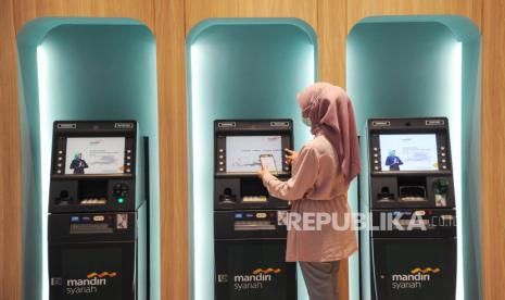 Nasabah tengah melakukan tarik tunai di salah satu anjungan tunai mandiri di Jakarta, Rabu (13/5). Kepala Otoritas Jasa Keuangan Regional 4 Jawa Timur, Bambang Mukti Riyadi mengingatkan masyarakat tak termakan hoaks yang menghasut masyarakat untuk beramai-ramai menarik dananya dari perbankan. 