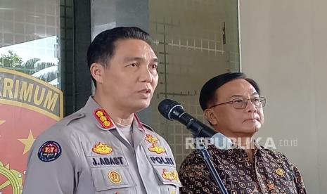 Kabid Humas Polda Jawa Barat Kombes Pol Jules Abraham Abast bersama Ketua Harian Kompolnas Benny Mamoto memberikan tanggapan terkait gugatan praperadilan Pegi Setiawan yang dikabulkan hakim, Senin (8/7/2024). 