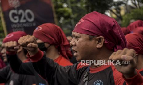 Sejumlah buruh dari berbagai serikat dan organisasi berunjuk rasa di depan kantor Dinas Tenaga Kerja dan Transmigrasi (Disnakertrans) Provinsi Jawa Barat, Jalan Soekarno Hatta, Kota Bandung, Selasa (15/11/2022). Dalam unjuk rasa tersebut mereka menuntut pemerintah untuk menaikkan upah tahun 2023 sebesar 13 persen serta menolak PHK di tengah isu resesi global dan menolak Ombibuslaw UU Ciptaker. Republika/Abdan Syakura