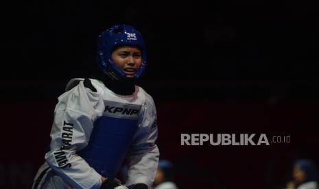 Atlet taekwondo Jawa Barat Aqila Aulia meluapkan emosinya usai berhasil mengalahkan atlet Jawa Tengah Nabila Amalia saat pertandingan final Taekwondo kategori Kyorugi kelas under 57 kg putri PON Papua di GOR Politeknik Penerbangan Kayu Batu, Kota Jayapura, Papua, Ahad (3/10/2021). Atlet taekwondo Jawa Barat Aqila Aulia berhasil meraih medali emas disusul atlet Jawa Tengah mendapat medali perak dan Kalimantan Timur serta Bali medali perunggu. 