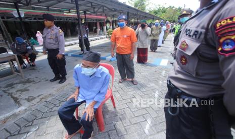 Warga antre untuk mendapatkan makanan gratis di halaman Masjid Jami, Banjarmasin, Kalimantan Selatan, Selasa (14/4/2020). Polda Kalimantan Selatan bersama TNI dan Pemerintah Provinsi Kalsel membagikan makanan gratis sebagai bentuk kepedulian terhadap warga terdampak COVID-19 di Kota Banjarmasin