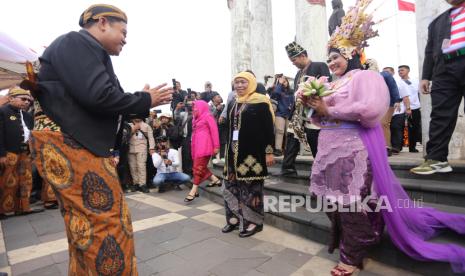 Ketua KPU Jawa Timur Aang Kunaifi (kiri) menyambut kedatangan calon gubernur nomor urut satu Luluk Nur Hamidah (kanan), nomor urut dua Khofifah Indar Parawansa (kedua kanan) dan nomor urut tiga Tri Rismaharini (kedua kiri) saat menghadiri deklarasi kampanye damai Pilkada Jawa Timur 2024 di Surabaya, Jawa Timur, Selasa (24/9/2024). Deklarasi tersebut sebagai upaya dan komitmen bersama untuk menciptakan pelaksanaan jalannya Pilkada Jawa Timur 2024 yang damai. 