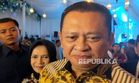 Ketua MPR Bambang Soesatyo saat diwawancara di rumah dinas Menteri Koordinator Bidang Perekonomian Airlangga Hartarto, kawasan Widya Chandra, Jakarta Selatan, Kamis (11/4/2024). 