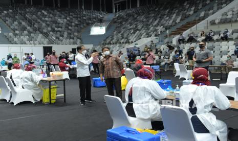 Presiden Joko Widodo (tengah) didampingi Menteri Kesehatan Budi Gunadi Sadikin meninjau pelaksanaan Vaksinasi Massal bagi tenaga kesehatan dosis pertama vaksin COVID-19 Sinovac di Istora Senayan, Jakarta, Kamis (4/2/2021). Kementerian Kesehatan dan Pemerintah Provinsi DKI Jakarta menggelar vaksinasi dengan menargetkan sebanyak 6.000 orang tenaga kesehatan yang bertugas di fasilitas kesehatan milik pemerintah dan swasta di DKI Jakarta.