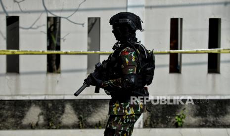 Personel Brimob berjaga di area rumah dinas mantan Kadiv Propam Irjen Ferdy Sambo di Kompleks Polri Duren Tiga, Jalan Duren Tiga Utara I, Jakarta Selatan, Selasa (30/8/2022). Bareskrim Polri menggelar rekonstruksi kasus dugaan pembunuhan Brigadir J di dua lokasi yakni di rumah dinas dan rumah pribadi Irjen Ferdy Sambo dengan menghadirkan lima tersangka diantaranya Ferdy Sambo, Putri Chandrawathi, Bharada Richard Eliezer atau Bharada E, Bripka Ricky Rizal atau RR, serta Kuat Ma