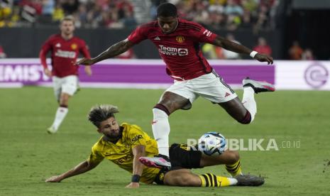 Penyerang Manchester United Marcus Rashford (atas) berjibaku saat membela timnya melawan Wolves pada laga Liga Primer Inggris 2023/2024 pekan lalu. 