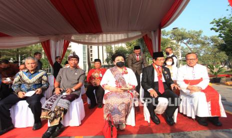 Imam Besar Masjid Istiqlal Nasaruddin Umar (kedua kanan) bersama para tokoh lintas agama lainnya  Sekretaris Umum Pengurus Harian Parisada Hindu Dharma Indonesia (PHDI) Pusat I Ketut Budiasa (kedua kiri), Ketua Umum Perwakilan Umat Budha Indonesia Hartati Murdaya (tengah) dan Ketua Konferensi Waligereja Indonesia (Katolik) Kardinal Mgr. Ignatius Suharso (kanan) berbincang disela upacara HUT ke-77 RI di kawasan Masjid Istiqlal, Jakarta, Rabu (17/8/2022). Upacara Peringatan Hari Kemerdekaan ke-77 Republik Indonesia Tahun 2022 tersebut diikuti sejumlah pengelola masjid Istiqlal, pelajar dan sejumlah tokoh lintas agama. 