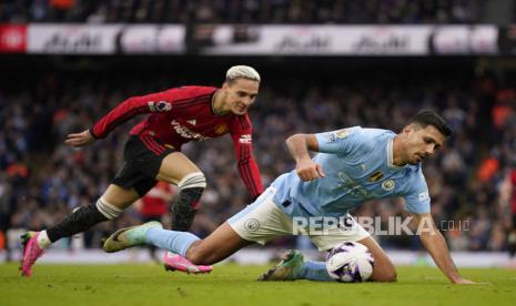 Gelandang Manchester City Rodri (kanan). 