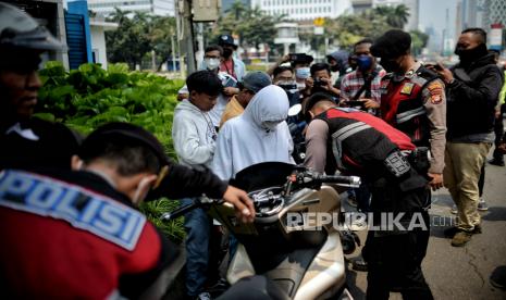 Personel Kepolisian mengamankan pelajar yang diduga akan melakukan aksi di kawasan Patung Kuda, Jakarta, Senin (11/4/2022). Polda Metro Jaya mengerahkan 5.626 personel gabungan termasuk dari Mabes Polri dan Kodam Jaya untuk menjaga keamanan saat rencana aksi mahasiswa di sekitar Patung Kuda, Monas, Jakarta Pusat. Republika/Thoudy Badai