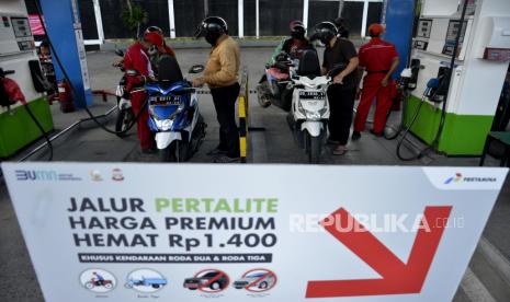 Karyawan SPBU melakukan pengisian BBM jenis Pertalite. Kemenkeu memastikan Pertalite disubsidi.