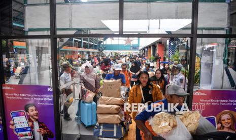 Sejumlah pemudik berjalan menuju gerbong Kereta Api Rajabasa relasi Kertapati-Tanjung Karang di Stasiun Kertapati Palembang, Sumatera Selatan, Senin (23/12/2024). PT Kereta Api Indonesia (KAI) Divre III Palembang mencatat penjualan tiket Kereta Api (KA) Bukit Serelo tujuan Kertapati-Lubuk Linggau, KA Rajabasa tujuan Kertapati-Tanjung Karang, dan KA Sindang Marga tujuan Kertapati-Lubuk Linggau selama masa mudik Natal dan Tahun Baru 2025 telah terjual sebanyak 46.085 tempat duduk atau 99,23 persen dari kapasitas yang disediakan yakni 46.440 tempat duduk. 