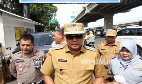 Pelaksana Tugas (Plt.) Wali Kota Bekasi, Tri Adhianto. Forum Koordinasi Pimpinan Daerah (Forkopimda) Kota Bekasi telah memutuskan melarang warga takbir keliling. Forkopimda menyarankan, sebaiknya warga Kota Bekasi melaksanakan takbiran di masjid, mushola di daerahnya masing-masing.