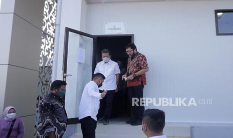 Menteri Kelautan dan Perikanan Sakti Wahyu Trenggono (kedua kanan) berbincang dengan anggota Komisi IV DPR Ono Surono (kanan) meninjau Gudang Beku (Cold Storage) di Karangsong, Indramayu, Jawa Barat, Jumat (12/8/2022). Kementerian Kelautan dan Perikanan membangun gudang beku ikan berkapasitas 300 ton untuk menunjang kualitas perikanan bagi nelayan di Indramayu. 