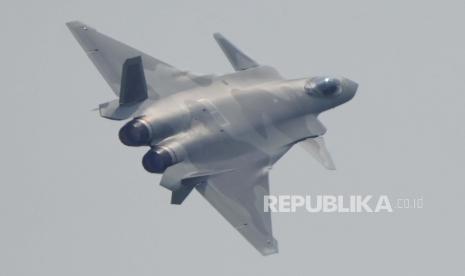  Sebuah jet tempur siluman J-20 dari Angkatan Udara Tentara Pembebasan Rakyat China (PLA). Beberapa hari terakhir China mengirim puluhan pesawat tempur ke Taiwan.