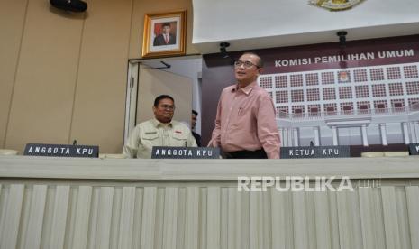 Ketua KPU RI Hasyim Asyari (kanan) bersama Ketua Bawaslu RI Rahmat Bagja (kiri) saat akan menyampaikan keterangan pers di Gedung KPU RI, Jakarta, Kamis (15/2/2024). Dalam konferesi pers tersebut KPU bersama Bawaslu merespon dugaan perbedaan data hasil perolehan suara yang tercantum dalam formulir C Hasil Plano di TPS dengan hasil di aplikasi Sirekap. Menurutnya jika hasil yang tercantum dalam formulir C Hasil Plano yang diunggah ada yang salah hitung atau salah tulis akan dikoreksi dan dikonversi melalui aplikasi Sirekap. Ketua KPU mengklaim bahwa KPU Pusat telah memonitor daerah mana saja yang mengalami kesalahan antara unggahan formulir C Hasil Plano di TPS dengan konversi di aplikasinya.