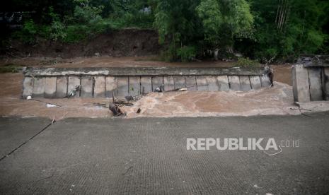 Dinas PUPR Depok Normalisasi Kali Pesanggrahan. Foto:  Kondisi tanggul di aliran kali pesanggrahan yang longsor di Kawasan Srengseng, Jakarta Barat, Rabu (18/3). Menurut warga tanggul tersebut sudah longsor sejak dua minggu yang lalu akibat arus kali yang deras dan hingga kini belum dilakukan perbaikan. Prayogi/Republika.