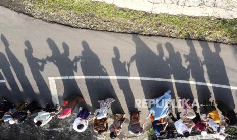 Foto udara sejumlah warga bersalaman usai melaksanakan shalat Idul Fitri di Desa Darmaraja, Ciamis, Jawa Barat, Rabu (10/4/2024). Tradisi bersalaman massal lebaran antardusun tersebut dilaksanakan pada perayaan Idul Fitri 1445 Hijriah untuk saling memaafkan dan menjaga tali silaturahim serta memperkokoh kerukunan antarumat beragama. 