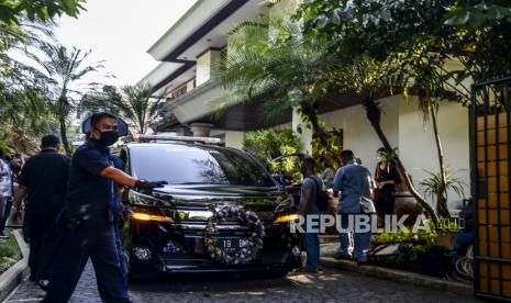 Mobil yang membawa jenazah mendiang Pendiri Kompas Gramedia/Pemimpin Umum Harian Kompas Jakob Oetama tiba di rumah duka di Jalan Sriwijaya, Jakarta, Rabu (9/8). Jakob Oetama wafat setelah menjalani perawatan di Rumah Sakit Mitra Keluarga Kelapa Gading Jakarta  pada Rabu (9/9) pukul 13.05 WIB. Republika/Putra M. Akbar