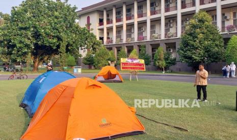 Sejumlah tenda terpasang di halaman Gedung Rektorat Universitas Gadjah Mada (UGM), Selasa (28/5/2024) sore. Tenda tersebut akan digunakan mahasiswa untuk menginap di kampus hingga 3 Juni 2024 mendatang. Aksi menginap dilakukan sebagai penolakan terhadap kenaikan UKT di UGM. 