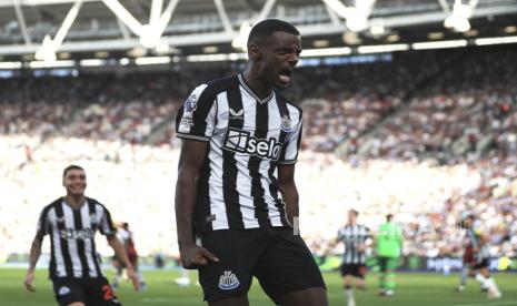 Striker Newcastle United, Alexander Isak, saat berselebrasi setelah mencetak gol.