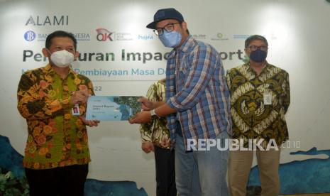 CEO ALAMI Group Dima Djani memberikan Laporan Dampak (Impact Report) ALAMI kepada Kepala Grup Kebijakan Sektor Jasa Keuangan Terintegrasi Otoritas Jasa Keuangan (OJK) Enrico Hariantoro (kiri)  pada peluncuran Laporan Dampak (Impact Report) ALAMI di Jakarta, Selasa (6/9/2022). ALAMI yang merupakan perusahaan fintech peer-to-peer lending berbasis syariah tersebut menjadi fintech syariah yang pertama kali meluncurkan Laporan Dampak (Impact Report) sebagai rekam jejak perjalanan serta komitmen perusahaan dalam memberikan dampak positif berkelanjutan bagi masyarakat. Dari laporan tersebut, ALAMI mencatat telah berkontribusi menciptakan 24.000 lapangan kerja baru di Indonesia. 