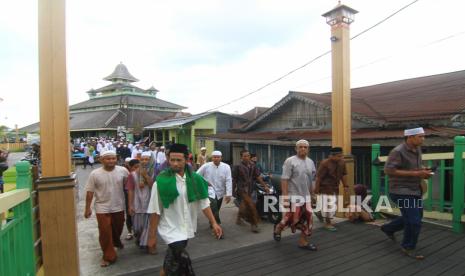 Sejumlah umat Islam berjalan keluar dari Masjid Jami Sultan Abdurrahman usai menunaikan shalat jumat di Pontianak, Kalimantan Barat, Jumat (8/5/2020). Masjid Jami yang didirikan oleh Sultan Pontianak Syarif Abdurrahman Al Kadrie pada tahun 1771 di sebelah timur Sungai Kapuas besar tersebut merupakan salah satu cagar budaya yang menjadi destinasi wisata bagi wisatawan lokal maupun mancanegara