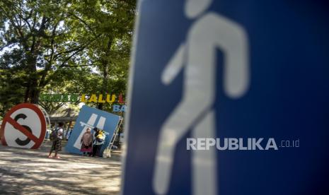 Pengunjung beraktivitas di area Taman Lalu Lintas, Jalan Belitung, Kota Bandung, Ahad (19/6/2022). Objek wisata Taman Lalu Lintas yang telah ada dari tahun 1958 tersebut ramai dikunjungi wisatawan dari dalam maupun luar Kota Bandung setelah dua tahun ditutup akibat pandemi Covid-19. Foto: Republika/Abdan Syakura 