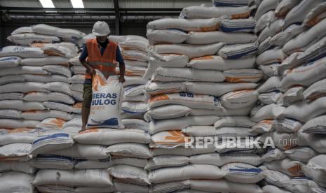 Pekerja menata beras di Komplek Pergudangan Bulog, Gedebage, Kota Bandung, Jawa Barat, Kamis (14/9/2023).