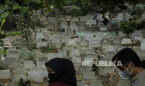 Dalam kondisi normal, mengubur suami istri dalam liang lahad sama tak boleh. Ilustrasi ziarah makam