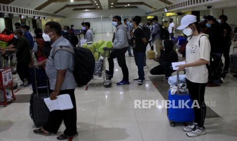 Calon penumpang pesawat antre untuk melakukan check in di bandara El Tari Kupang, NTT, Kamis (6/5/2021). Hari pertama larangan bepergian keluar daerah atau mudik yang dikeluarkan oleh pemerintah, bandara EL Tari masih dipadati oleh pemudik yang akan bepergian keluar dari NTT. 