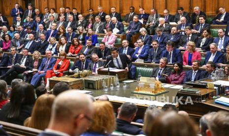 Dalam foto yang disediakan oleh Parlemen Inggris ini, Perdana Menteri Inggris Rishi Sunak berbicara selama Pertanyaan Perdana Menteri di House of Commons, London, Rabu, 11 Januari 2023.