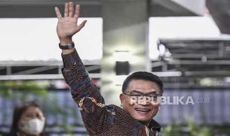 Kepala Kantor Staf Presiden Moeldoko melambaikan tangan usai memberi keterangan pers di kediamannya kawasan Menteng, Jakarta, Rabu (3/2/2021). Moeldoko membantah tudingan kudeta kepemimpinan Partai Demokrat di bawah Agus Harimurti Yudhyono (AHY) demi kepentingannya sebagai calon presiden pada pemilihan umum tahun 2024 mendatang.