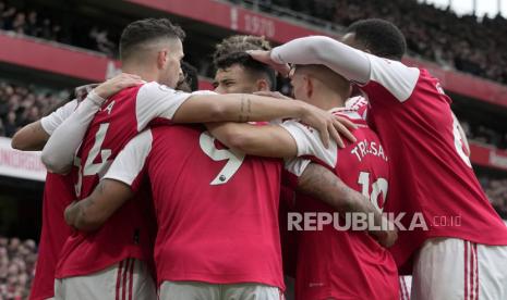 Pemain Arsenal  Gabriel Jesus melakukan selebrasi dengan rekan setimnya mencetak gol pertama timnya pada pertandingan sepak bola Liga Premier Inggris antara Arsenal dan Leeds United di Stadion Emirates di London, Sabtu (1/4/2023).